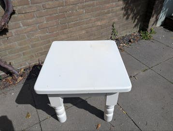 Wit bijzettafeltje. Gratis. Hout