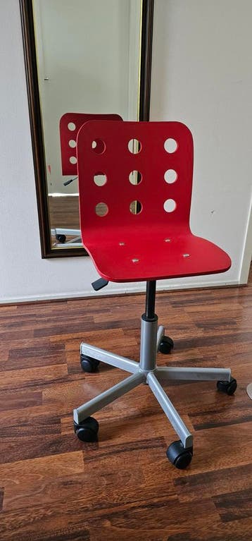 Rode Ikea kinder bureaustoel gratis af te halen