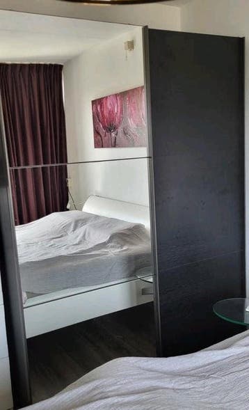 Gratis kledingkast – zwart met spiegel en schuifdeuren