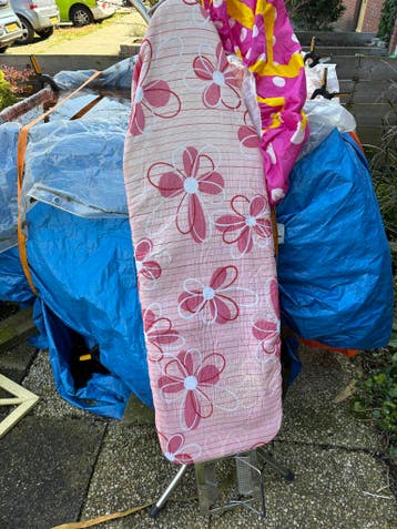 Strijkplank met bloemenprint - Gratis af te halen