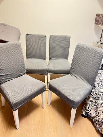 Set van 4 stoelen met grijze hoezen