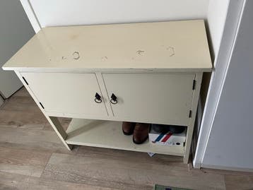 Crèmekleurig kastje met twee deurtjes