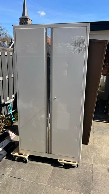 2 stuks metalen bergkasten - ideaal voor opslag