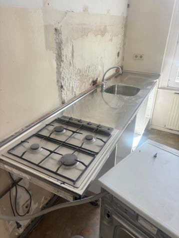 Gratis af te halen: Aanrecht met wasbak, kraan en gasfornuis