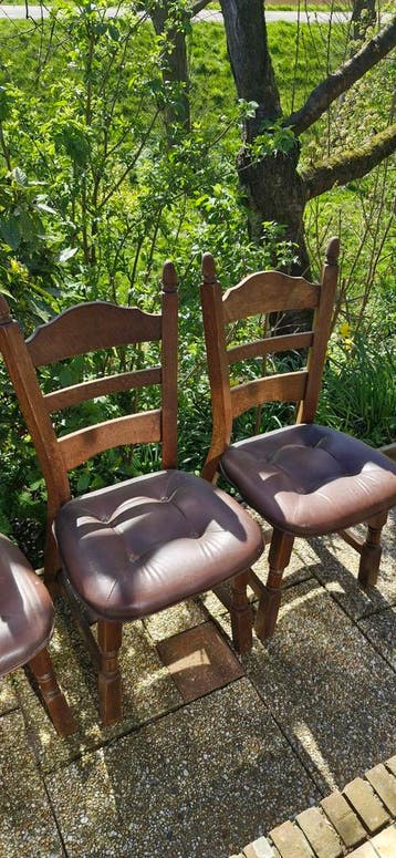 Gratis stoelen - Set van 4 houten stoelen met leren zitting