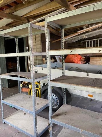 Twee stevige rekken gratis af te halen