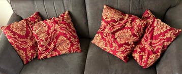 Rode kussens met goudkleurig patroon