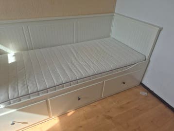 Praktische bedbank met opbergladen.