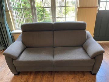 Gratis Grijze tweezitsbank