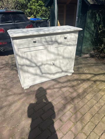 Kastje/ Vintage wit dressoir met lades en deuren