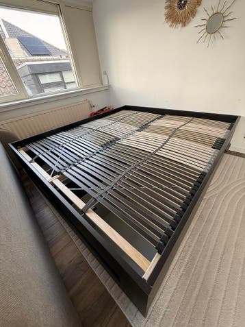 Zwart tweepersoonsbed 180x200 met lades en lattenbodem