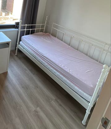 Eenpersoonsbed wit metaal