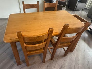 Stevige en tijdloze Eettafel met 4 stoelen