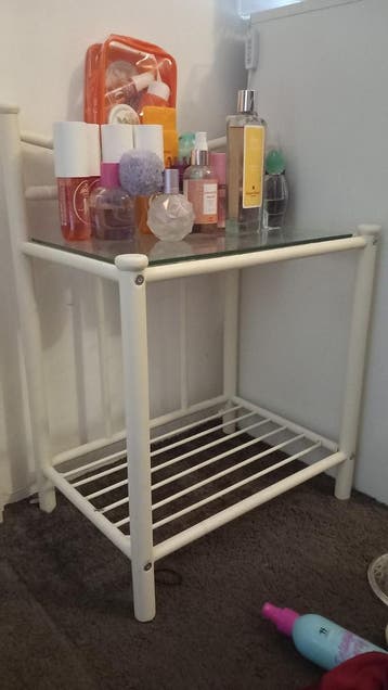 Wit / creme metalen nachtkastje met glazen blad