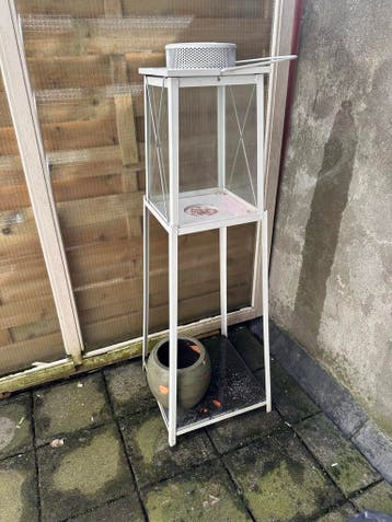 Witte lantaarn op standaard