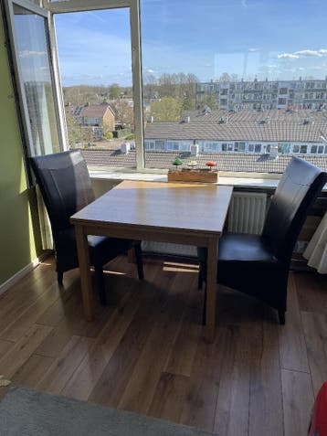 Eettafel met stoelen (moet weg!)