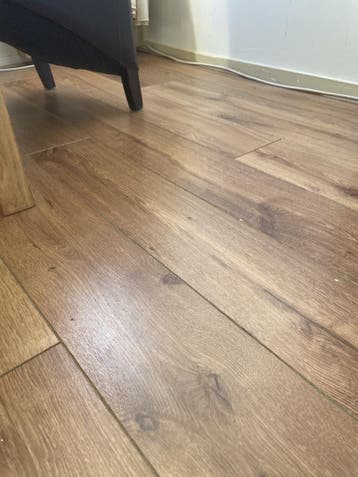 Laminaat vloer donkerbruin (moet weg!)