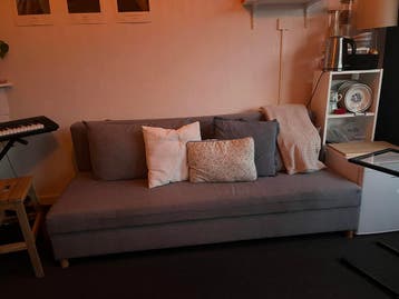 Grijze slaapbank met opbergruimte