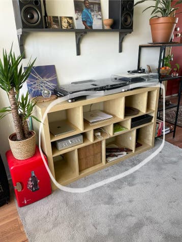 Vakkenkast / DJ booth (moet weg!)