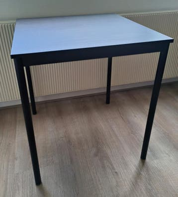 Gratis zwarte houten tafel met metalige poten
