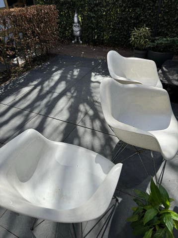 3 witte Eames look-a-like kuipstoelen