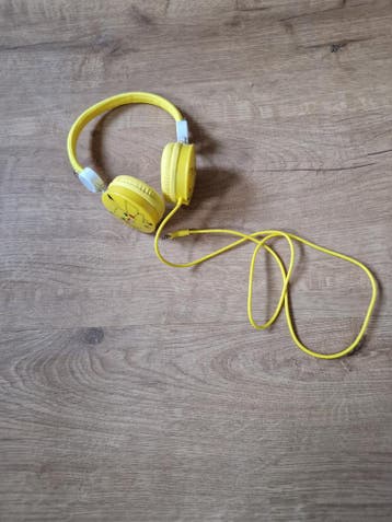 Gele koptelefoon met Pikachu afbeelding