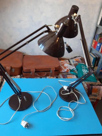 twee kapotte lampen (metaal)