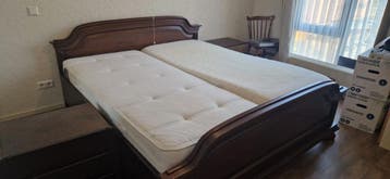 Bed 180x200cm met nachtkastjes en lattenbodems