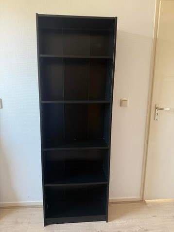 Gratis af te halen: zwarte Billie boekenkast