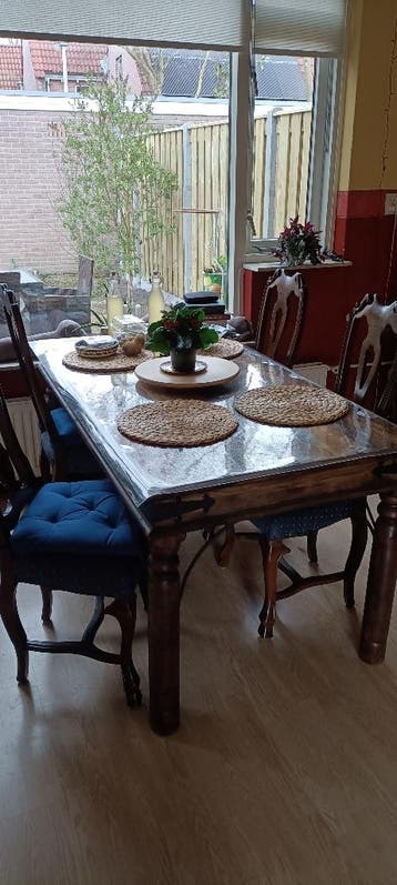 Gratis af te halen: Eettafel + 4 stoelen - Koloniaanse stijl