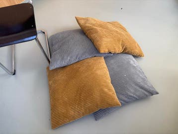 4 kussens 56x56cm grijs en okergeel/bruin, zo goed als nieuw