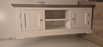 Stijlvolle witte tv-kast met houten blad