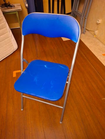 4 blauwe klapstoelen