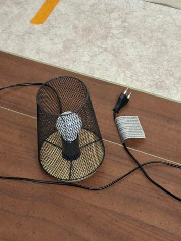 Moderne bureaulamp met metalen kap en houten voet