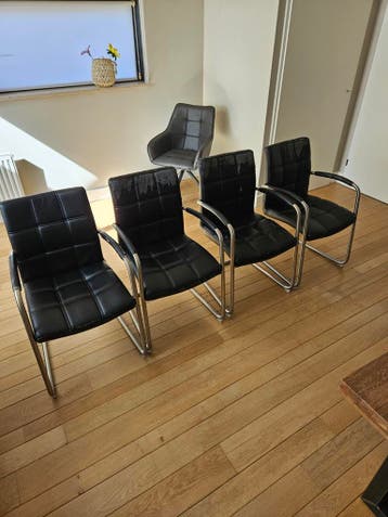 GRATIS: 4 eetkamerstoelen