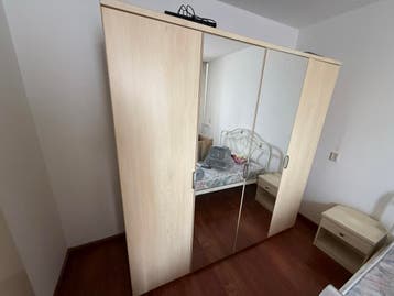 Kledingkast met spiegeldeuren - Ruim en praktisch