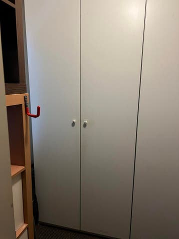 Witte kledingkasten met hangruimte en lades. Ikea Pax