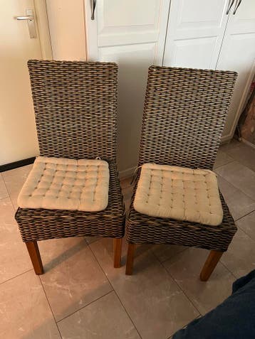 Twee rotan stoelen met kussens