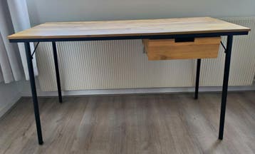 Bureau met gebruikssporen