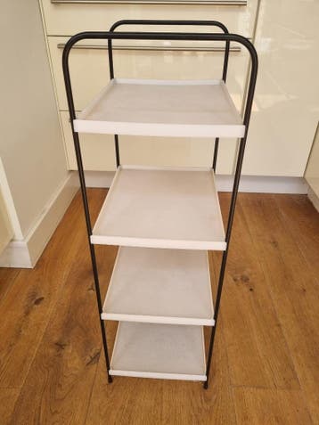 Plastik rekje met vier plankjes