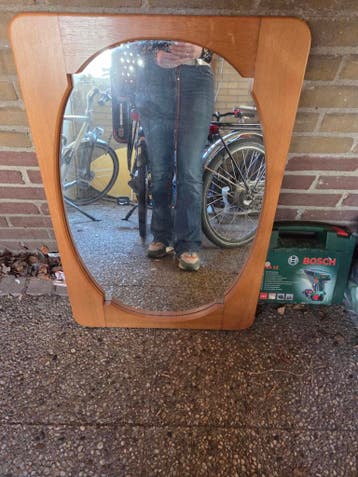 Spiegel met houten lijst