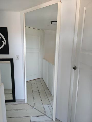 Grote spiegel op plaat