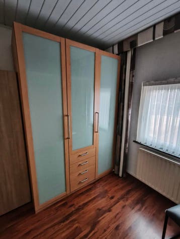 Gratis af te halen. 3-deurs kledingkast met lades