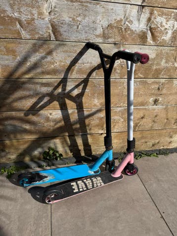 Twee stuntsteppen, blauw en roze