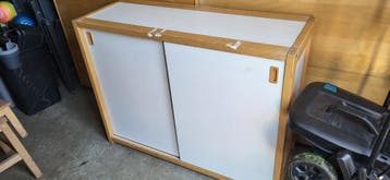 GRATIS: Stevige kast met schuifdeuren