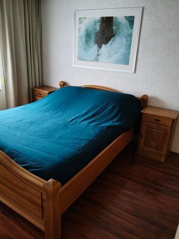 Gratis 2-persoons bed met verstelbare bodem + nachtkastjes
