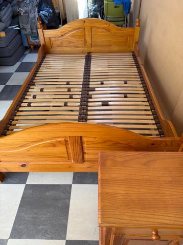 Houten tweepersoonsbed met lattenbodem en nachtkastje