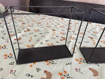 Vier zwarte metalen wandplanken gratis