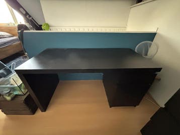 Zwart bureau met lades