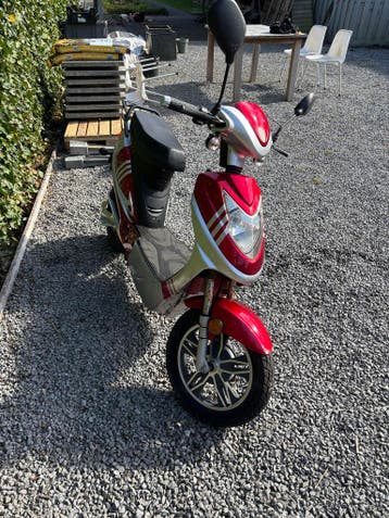 Kapotte elektrische scooter voor de handige sleutelaar